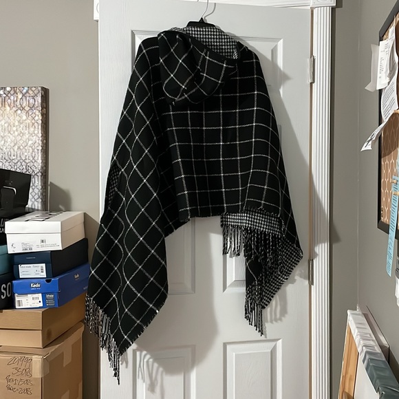 Nordstrom Trouvé trouve Reversible Hooded Cape nwot black combo winter one size - Picture 10 of 13